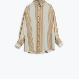Blusa abotonada crema con cuello polo