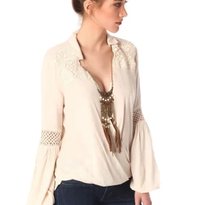 Blusa beige con parte delantera cruzada y detalle drapeado