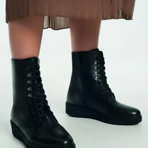 Botas negras con cordones