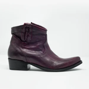 Botines de cuero estilo western color granate