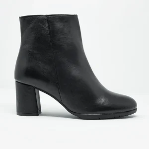 Botines de tacón medio en cuero negro