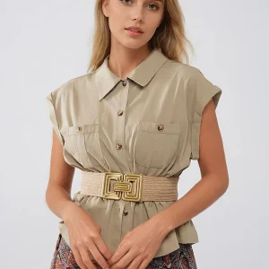 Camisa caqui abotonable con bolsillos en el pecho
